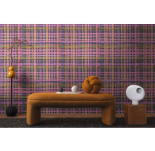 Intérieur avec papier peint à motifs, banc et objets décoratifs