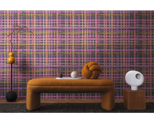 Intérieur avec papier peint à motifs, banc et objets décoratifs