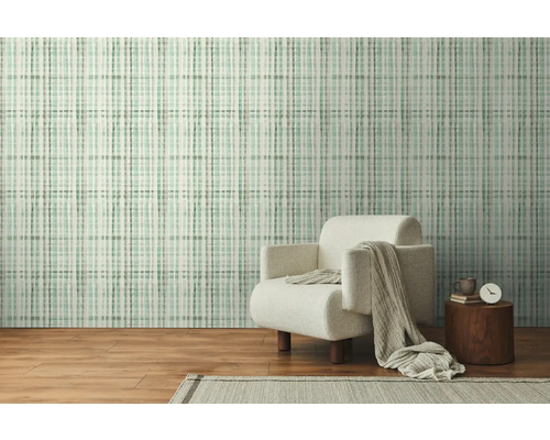 Innenraum mit gemusterter Tapete, Sessel und Beistelltisch