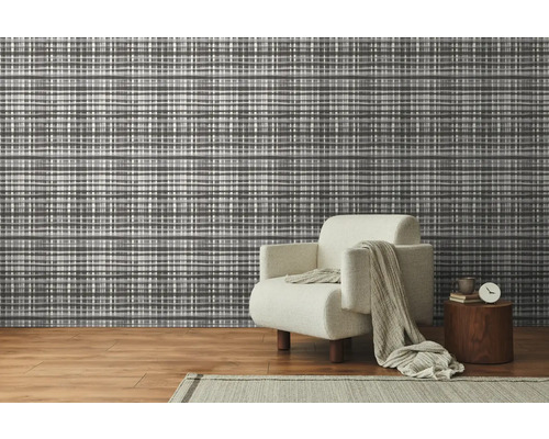 Wohnzimmer mit gemusterter Tapete und Sessel