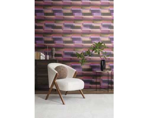 Wohnzimmer mit gemusterter Tapete, Sessel und Beistelltisch