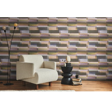 Wohnzimmer mit gemusterter Tapete, Sessel und Stehlampe