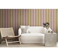 Salon avec canapé, fauteuil et papier peint rayé