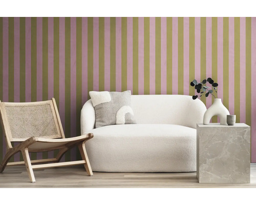 Salon avec canapé, fauteuil et papier peint rayé