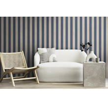 Aménagement intérieur avec papier peint à rayures, fauteuil et canapé