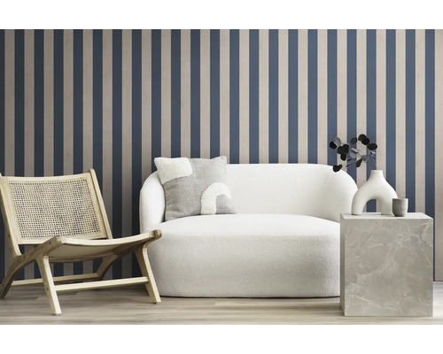 Aménagement intérieur avec papier peint à rayures, fauteuil et canapé