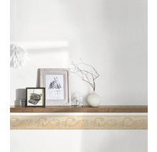 Wandbordüre mit floralem Muster an einer weißen Wand