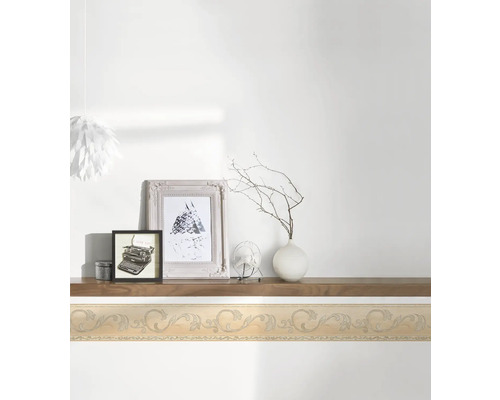 Wandbordüre mit floralem Muster an einer weißen Wand