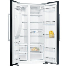 Geöffneter Bosch Side-by-Side Kühlschrank mit Regalen, Eisbereiter und MultiBox