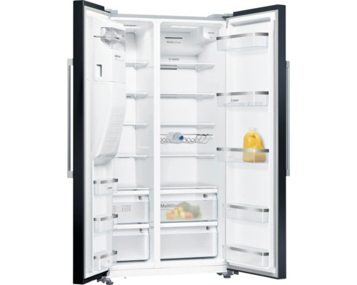 Geöffneter Bosch Side-by-Side Kühlschrank mit Regalen, Eisbereiter und MultiBox