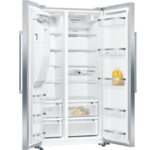 Geöffneter Bosch Side-by-Side Kühlschrank mit Regalen und Fächern