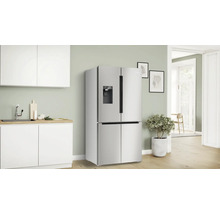 Silberner Mehrfach-Tür-Kühlschrank mit Wasserspender in einer Küche.