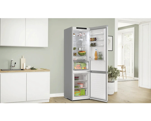 Küche mit einem Kühlschrank mit geöffneter Tür und Lebensmitteln
