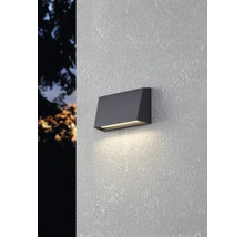 Applique murale d'extérieur grise sur un mur texturé