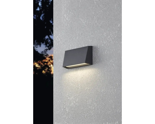 Applique murale d'extérieur grise sur un mur texturé