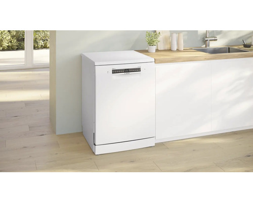 Lave-vaisselle pose libre dans une cuisine lumineuse.