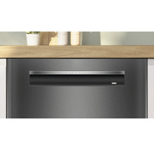 Lave-vaisselle avec logo Bosch dans une kitchenette
