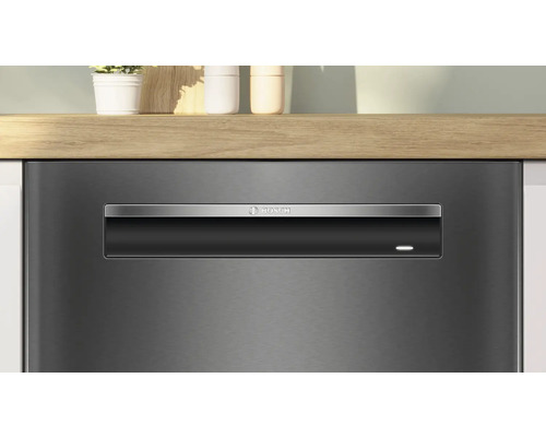 Lave-vaisselle avec logo Bosch dans une kitchenette