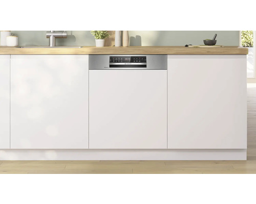 Lave-vaisselle intégré dans une cuisine moderne.