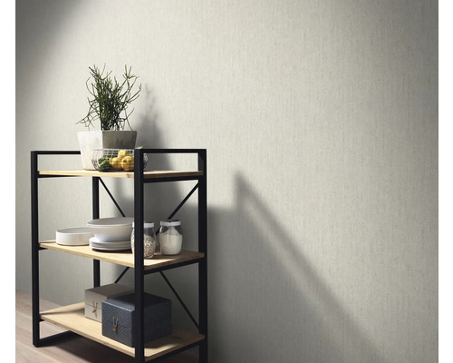 Scène avec papier peint à motifs et une étagère avec des objets de décoration.