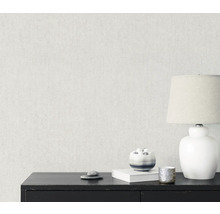 Tapete an einer Wand mit Tisch und Dekoration