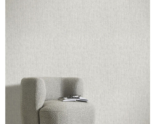 Nahaufnahme einer strukturierten Tapete in einem Raum mit Sessel