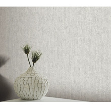 Strukturierte Tapete mit Vase und Dekoration auf einem Tisch