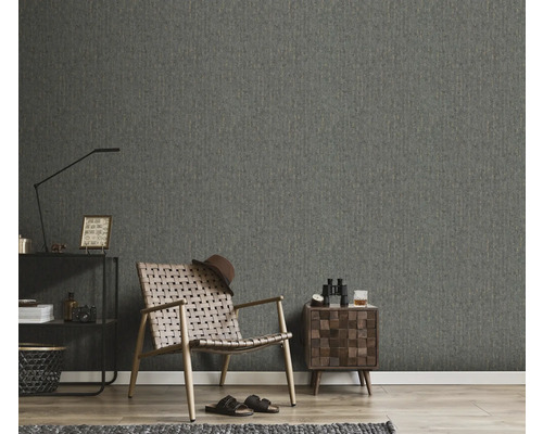 Wohnraum mit grauer Tapete, Sessel und Beistelltisch
