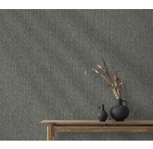 Szene mit gemusterter Tapete, Holztisch und Dekoration