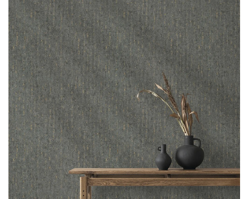 Szene mit gemusterter Tapete, Holztisch und Dekoration