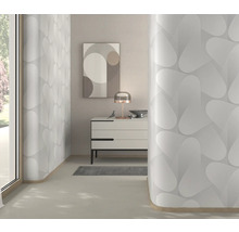 Innenraum mit gemusterter Tapete, Kommode und Dekoration