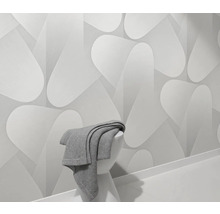 Modernes Badezimmer mit dreidimensionaler Tapete und Textil auf Waschbecken