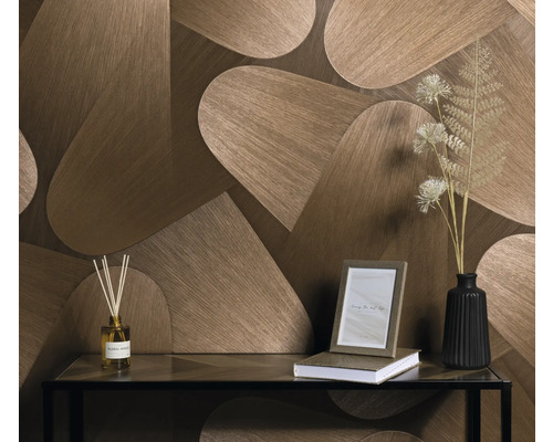 Dekoratives Interieur mit abstrakter Tapete, Tisch, Vase und Bilderrahmen