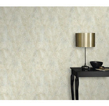 Helles Zimmer mit gemusterter Tapete und Tisch mit Lampe