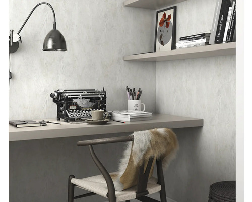 Arbeitszimmer mit Schreibtisch, Stuhl, Lampe und Schreibmaschine