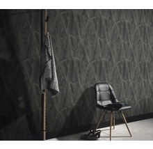 Szene mit dunkler gemusterter Tapete, Garderobenständer, Stuhl und Schuhen