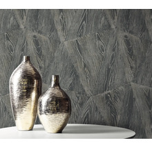 Zwei Vasen vor einer Tapete mit Holzstruktur