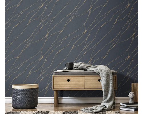 Szene mit einer dunkel gemusterten Tapete, einer Holzbank, einem Korb und dekorativen Elementen für ein stilvolles Wohnambiente.