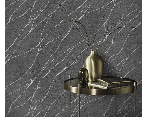 Dekorative Tapete mit abstraktem Muster im Wohnraum.