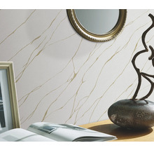 Wohnraum mit gemusterter Tapete, Spiegel und Dekoration