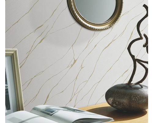 Wohnraum mit gemusterter Tapete, Spiegel und Dekoration