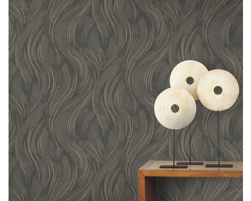 Dekorative Wand mit Wellenmuster und drei runden Dekorationsgegenständen auf einem Tisch.