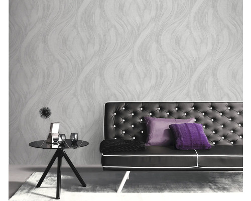 Wohnzimmer mit gemusterter Tapete, Sofa und Beistelltisch