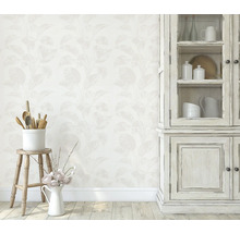 Wohnraum mit floral gemusterter Tapete, Küchenutensilien und Glasschrank