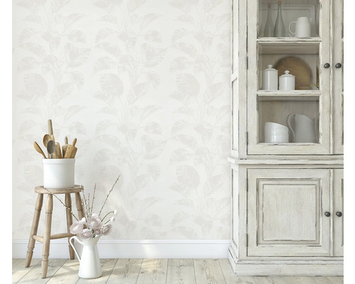 Wohnraum mit floral gemusterter Tapete, Küchenutensilien und Glasschrank