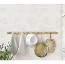 Wand mit Blumentapete, Handtuchhalter mit Küchentüchern, Abtropfsieb und Schneidebrettern.