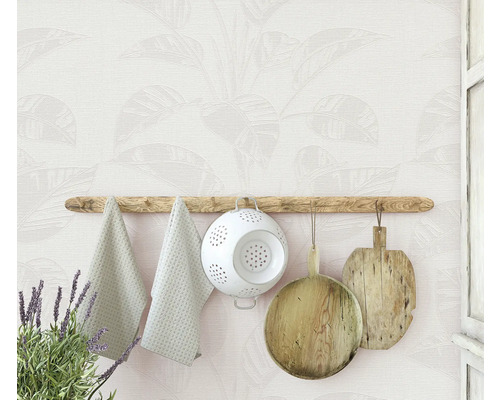 Wand mit Blumentapete, Handtuchhalter mit Küchentüchern, Abtropfsieb und Schneidebrettern.