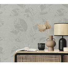 Szene mit einer Wandtapete mit Pflanzenmuster, einem Tisch, einer Lampe, einer Vase und einem Buch.