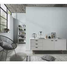Heller Raum mit mintfarbener Tapete, Sideboard und Dekorationen