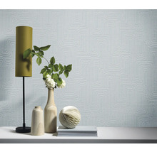 Zimmer mit gemusterter Tapete, Lampe und dekorativen Objekten